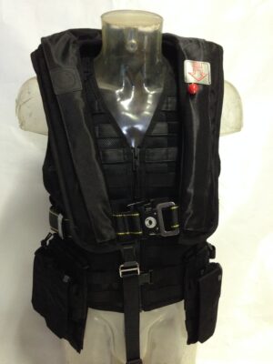 Gilet de sauvetage gonflable intégré sur un gilet tactique, à ouverture frontale.