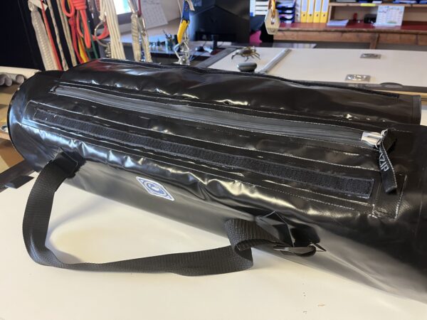 Waterproof cylindrical bag for carrying O2 cylinders - Image 2
