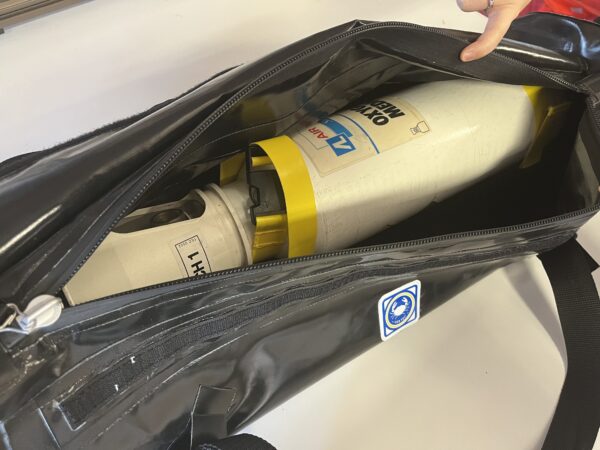 Waterproof cylindrical bag for carrying O2 cylinders - Image 3