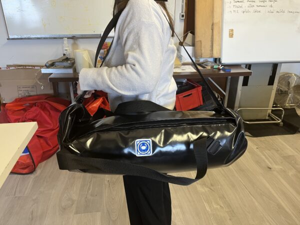 Waterproof cylindrical bag for carrying O2 cylinders - Image 4