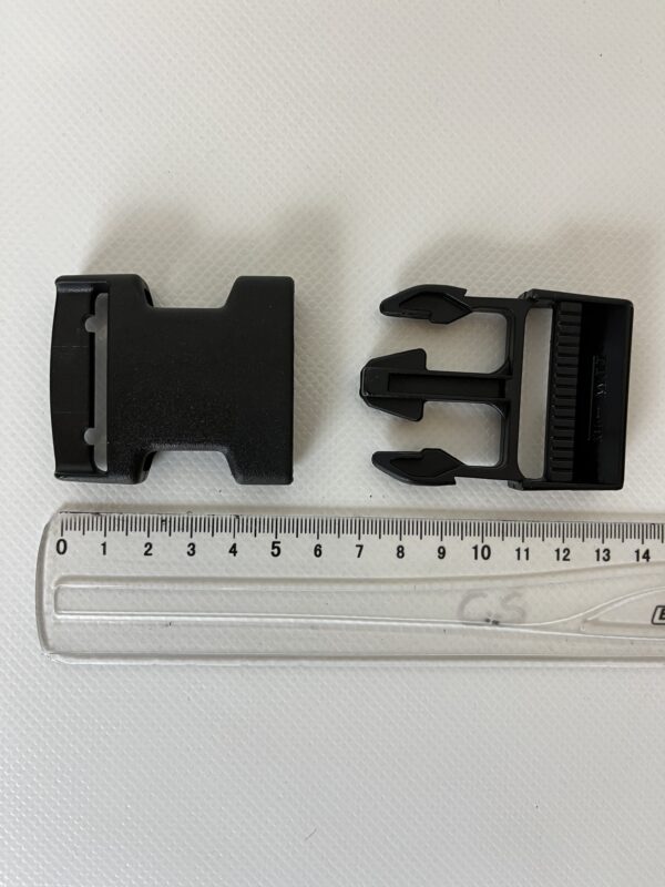 Boucle plastique clic-clac, passant de 40 mm.