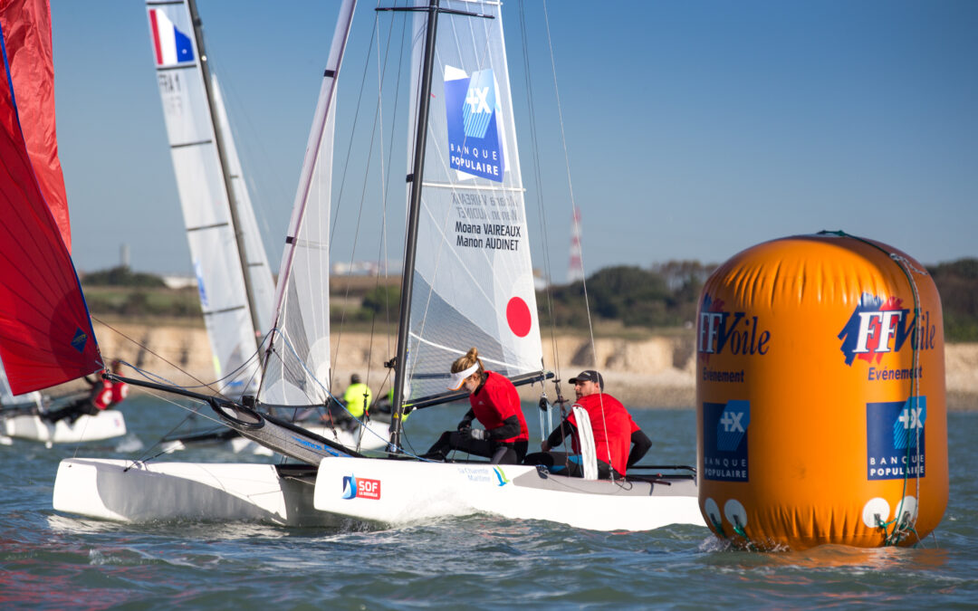 Inflatable regatta buoy
